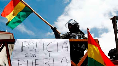 Policia con el pueblo.jpg